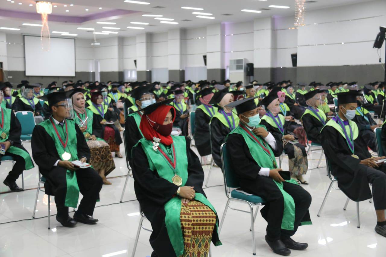 AMANAH BARU: Para lulusan IAIN Jember saat mengikuti wisuda periode Desember di Gedung Kuliah Terpadu IAIN Jember, Senin (21/12) lalu.