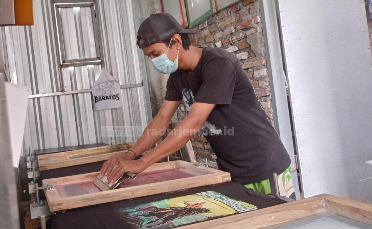 SCREEN PRINTING: Mochammad Subchan, pemilik usaha jahit dan sablon,ketika mengolah teknik screen printing (sablon manual). Ke depan, dia membidik digital printing dan pasarnasional.