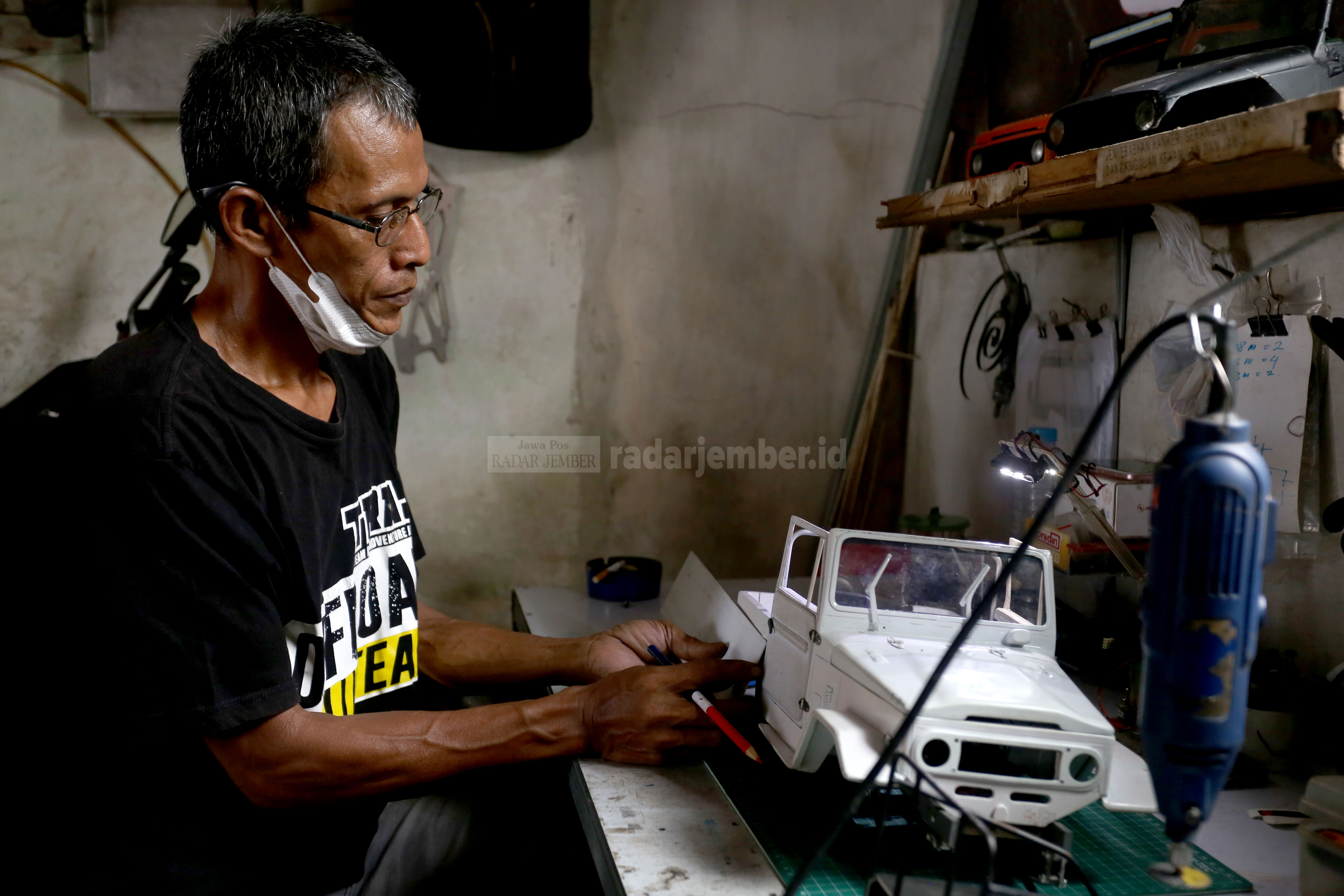 KREATIF: Lik Eko Hadi Minarno membentuk paralon menjadi mobil-mobilan di rumahnya di Kaliwates.