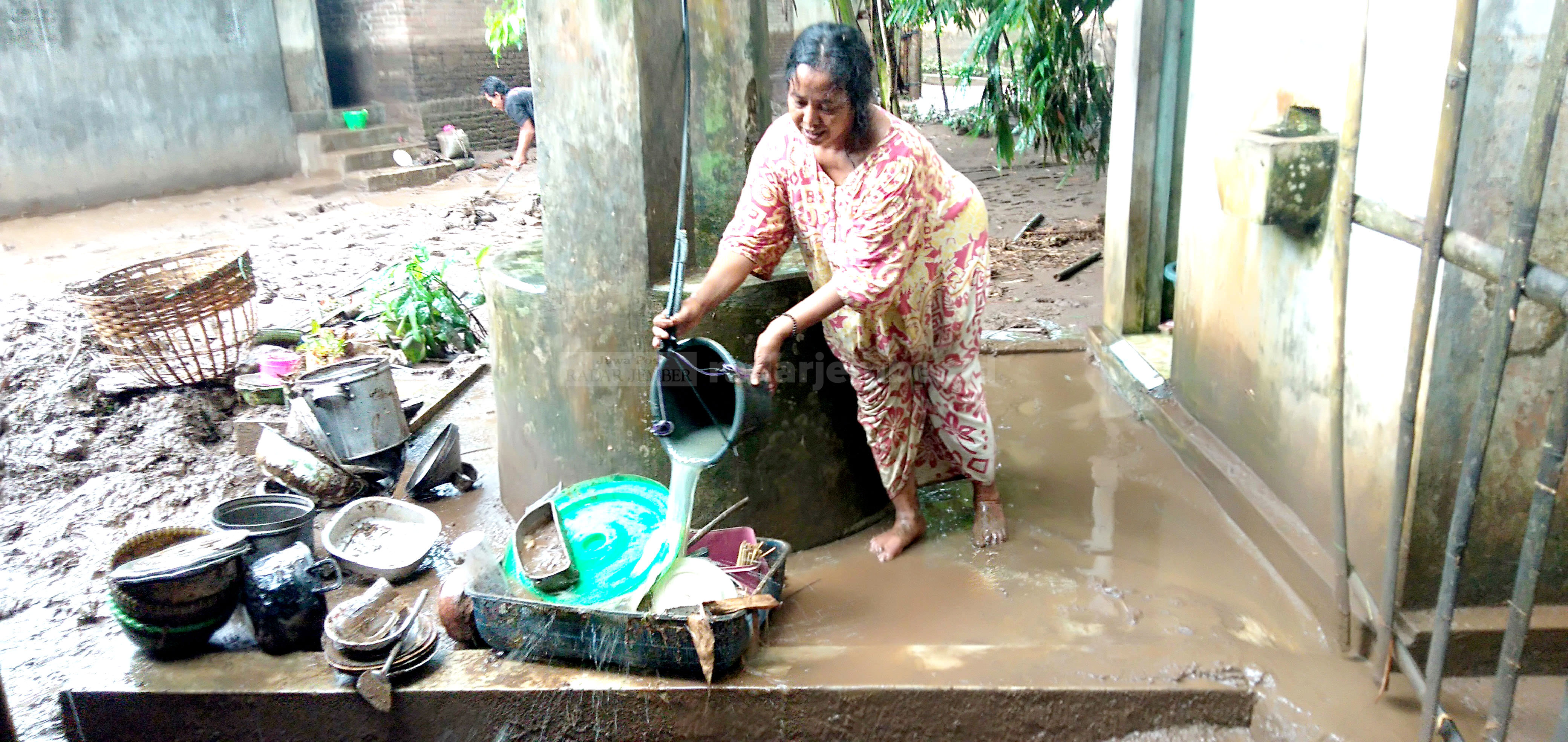 BERANTAKAN: Perabot rumah tangga milik Asma, 50, warga Dusun Krajan A, Desa/Kecamatan Bangsalsari, yang sebagian terbawa arus saat banjir.