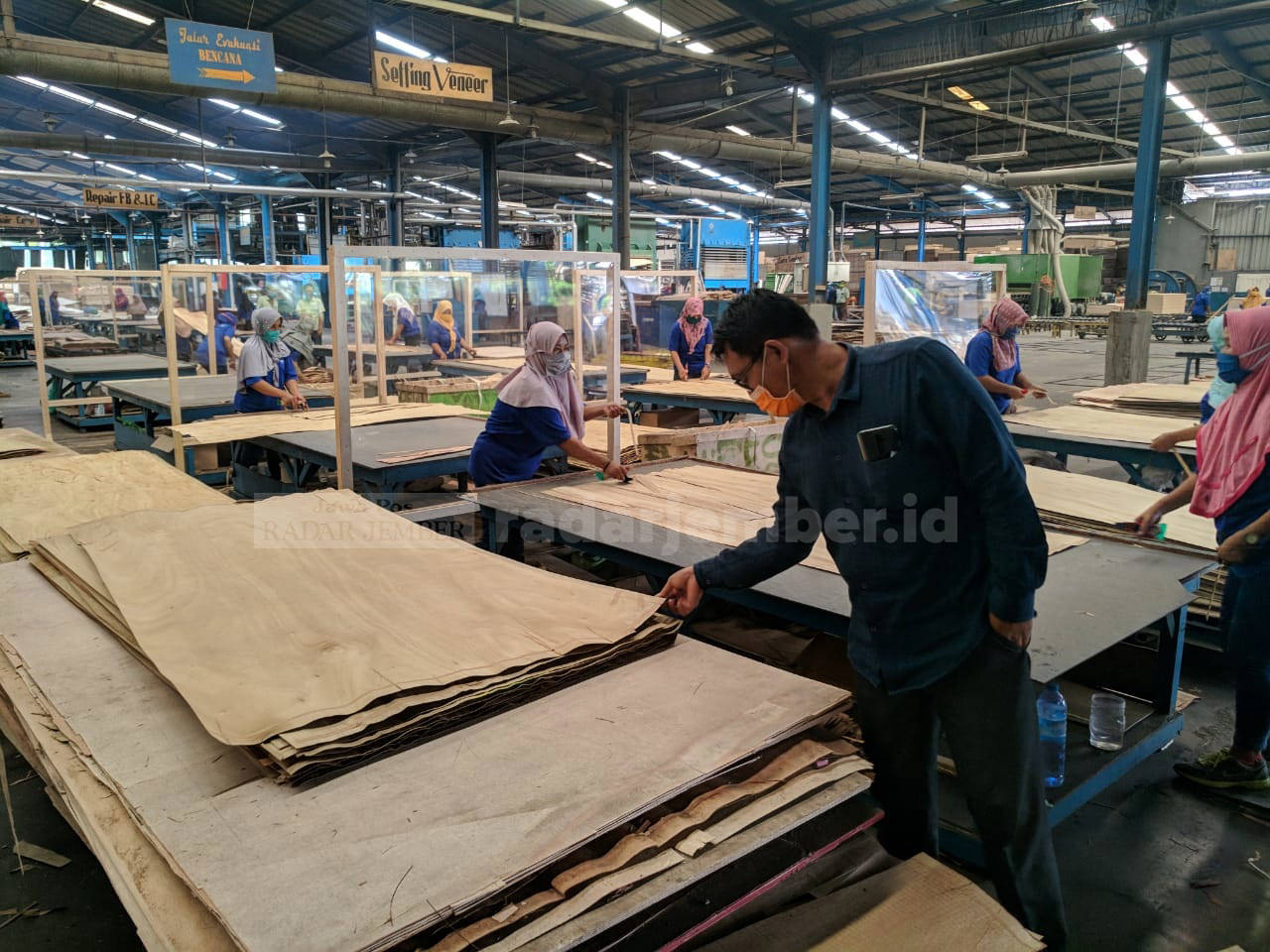 AKTIF BEKERJA: Sejumlah karyawan pengolahan kayu yang ada di Tempeh sedang beraktivitas. (Dok. Radar Jember)