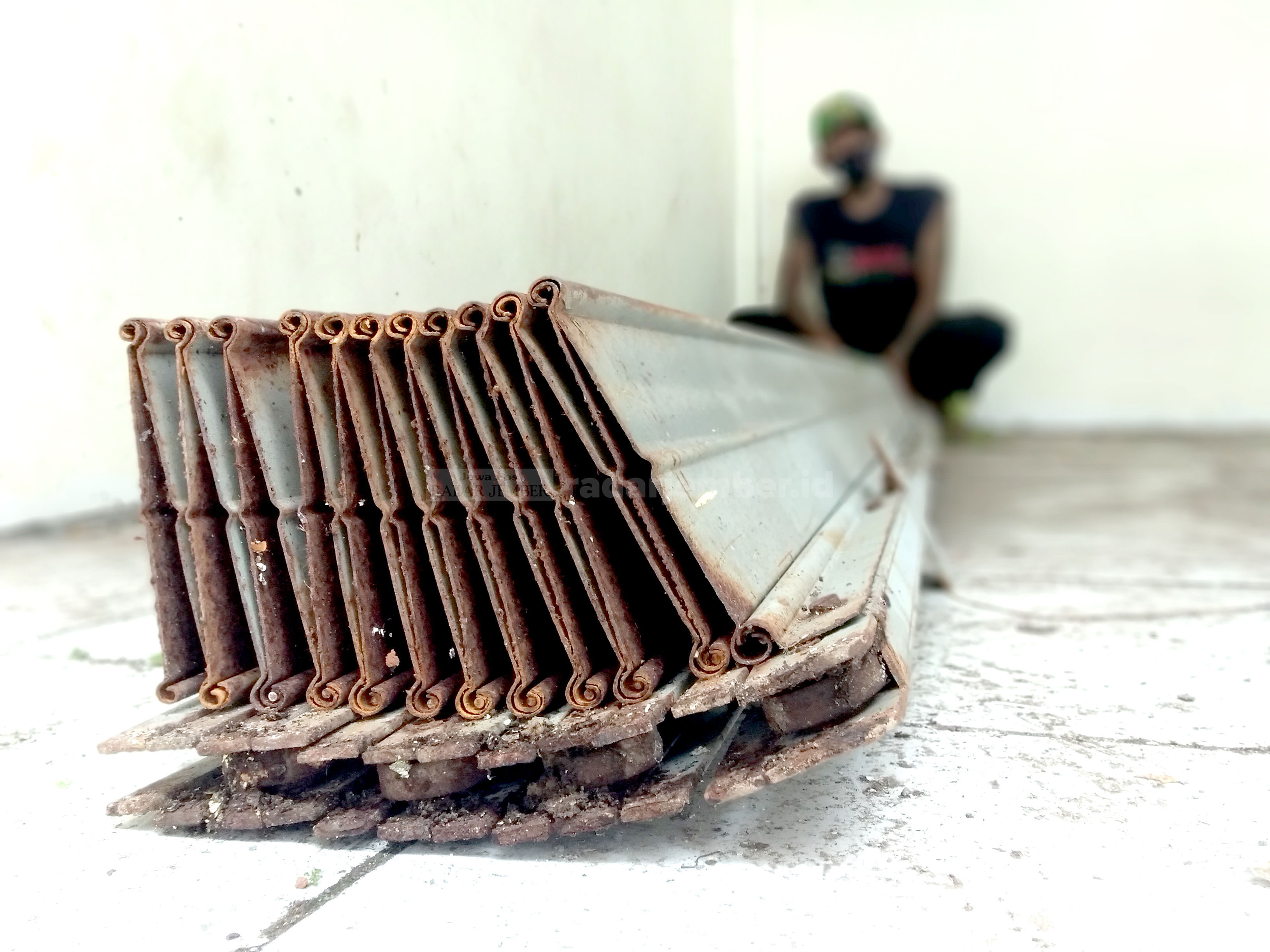 LAMA MANGKRAK: Sejumlah orang yang mengaku supplier barang mencopoti benda-benda di bangunan Pasar Manggisan yang sudah terpasang. Karena lama terbengkalai, beberapa barang sudah tampak karatan (foto kiri atas). Bahkan juga ada lapak yang ditempati geland
