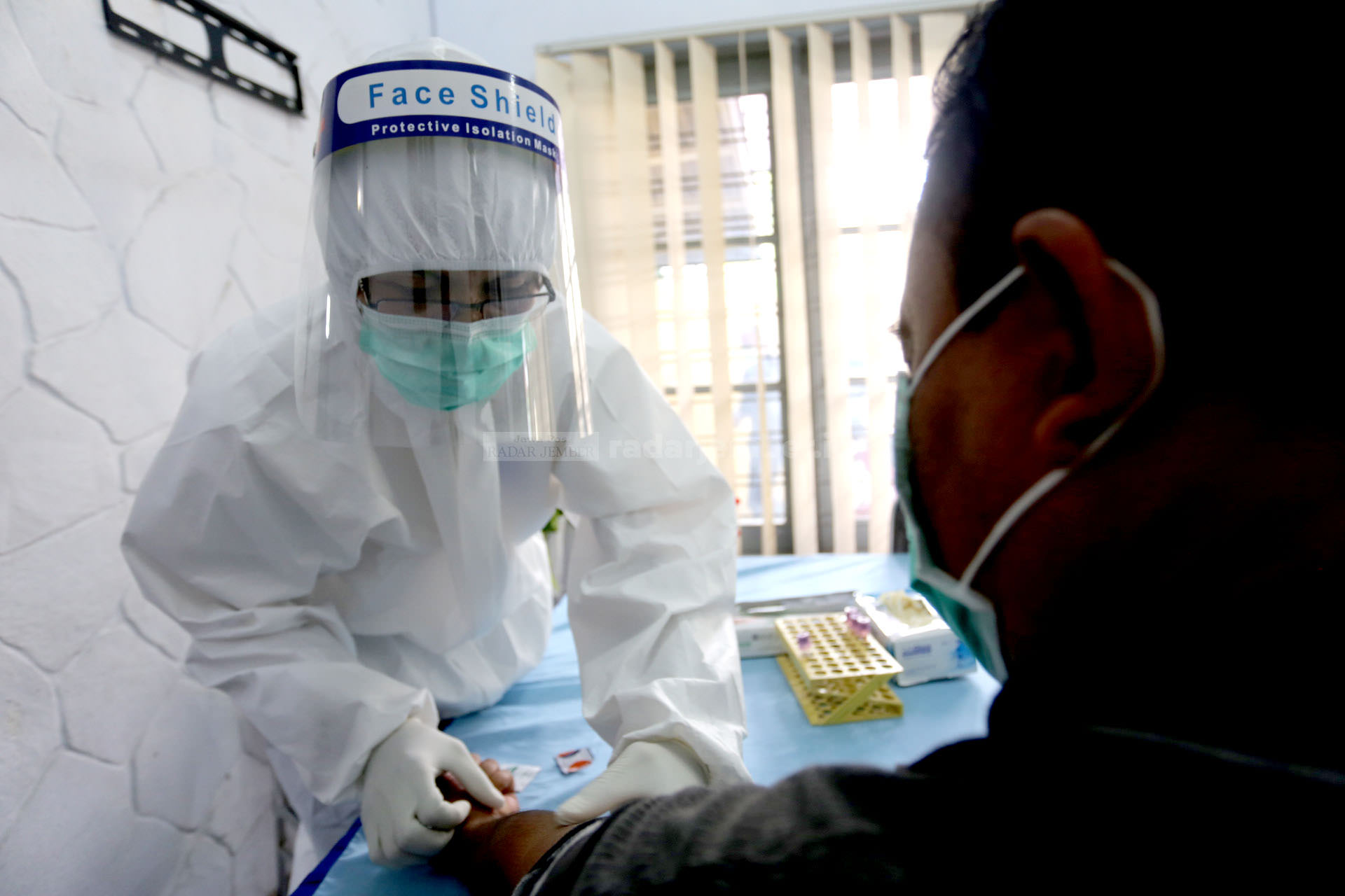 LINDUNGI KESEHATAN MASYRAKAT: Rapid test menjadi langkah pertama mendeteksi virus korona. Sementara itu, untuk kepastian vaksin Covid-19 di Jember masih belum ada kepastian pelaksanaannya. 