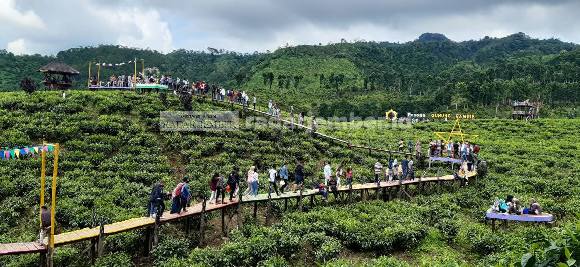 JADI JUJUKAN: Kawasan wisata Gunung Gambir yang berada di Desa Gelang, Kecamatan Sumberbaru, menjadi jujukan saat libur panjang akhir pekan kemarin.