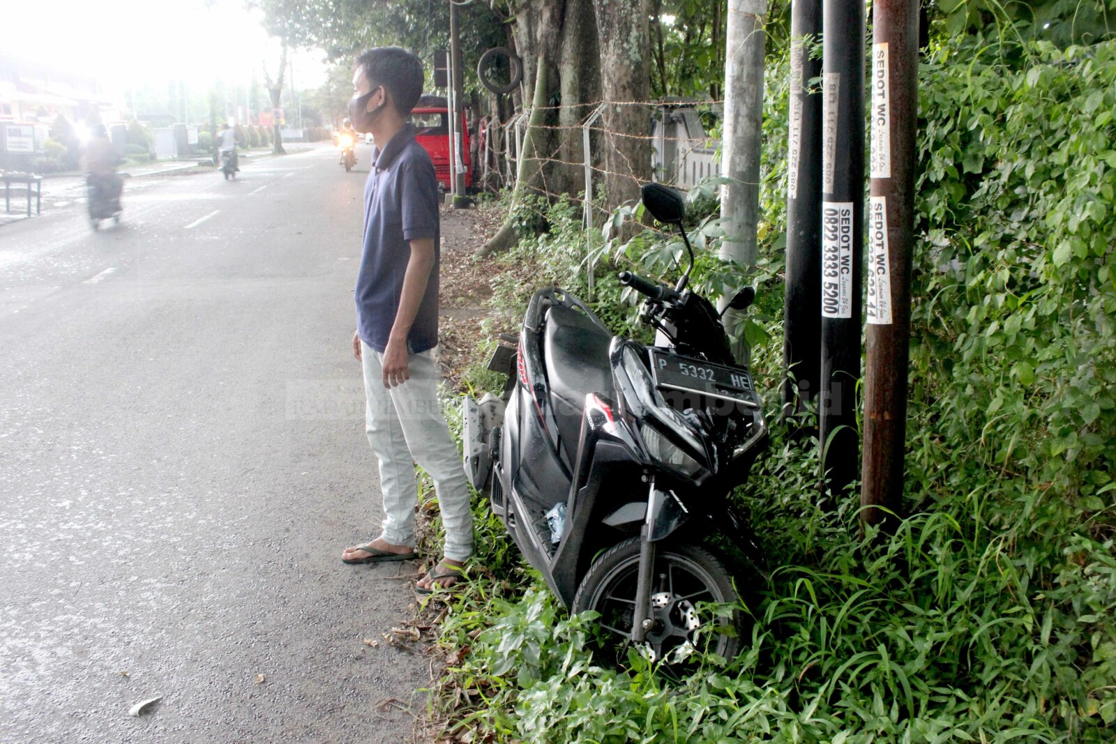 AWAS: Memarkir kendaraan di semak-semak seperti ini dapat mengundang ular atau hewan berbahaya lainnya masuk ke dalam mesin kendaraan.