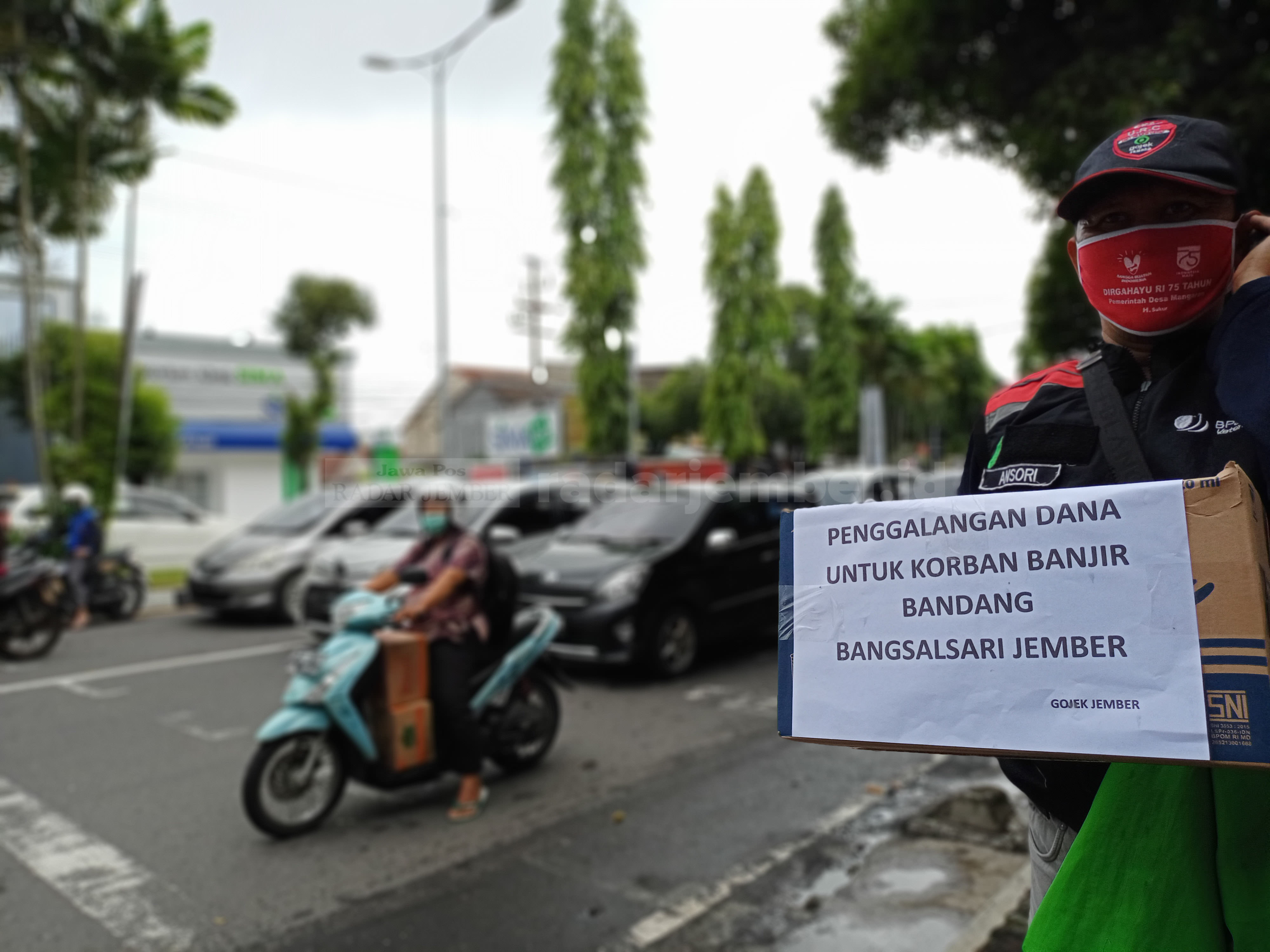 TERGERAK: Sejumlah pemuda dari berbagai latar belakang saat menggelar penggalangan dana di lampu lalu lintas Jalan Gajah Mada, Kecamatan Kaliwates, kemarin (14/1).