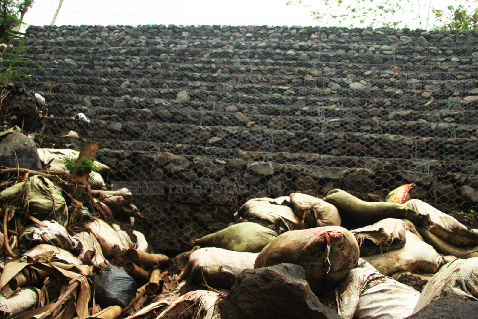 KUMUH: Tumpukan sampah di bawah bronjongan yang menjadi penahan longsoran di Gucialit. Setelah dibangun, lokasi ini malah berubah jadi tempat sampah dadakan.