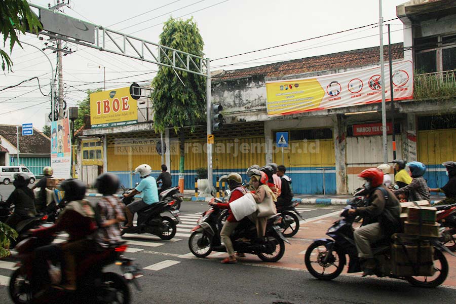 TAK BERATURAN: Sejumlah pengendara ketika berada di depan traffic light utara perempatan Adipura Lumajang yang tak beraturan. Meski di lokasi itu terpasang CCTV, pengendara yang melanggar belum bisa ditindak.