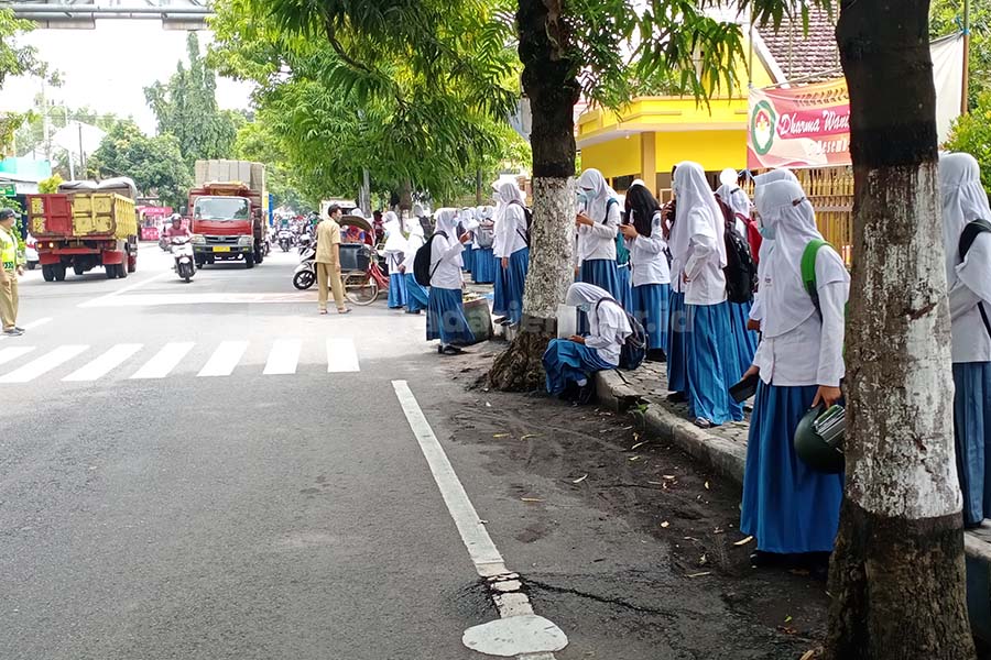 KANGEN SEKOLAH: Sejumlah murid SMAN 3 Lumajang ketika hendak pulang sekolah sebelum masa pandemi. Mereka yang kangen sekolah berharap saat AN bisa bertemu. Ternyata pelaksanaannya diundur.