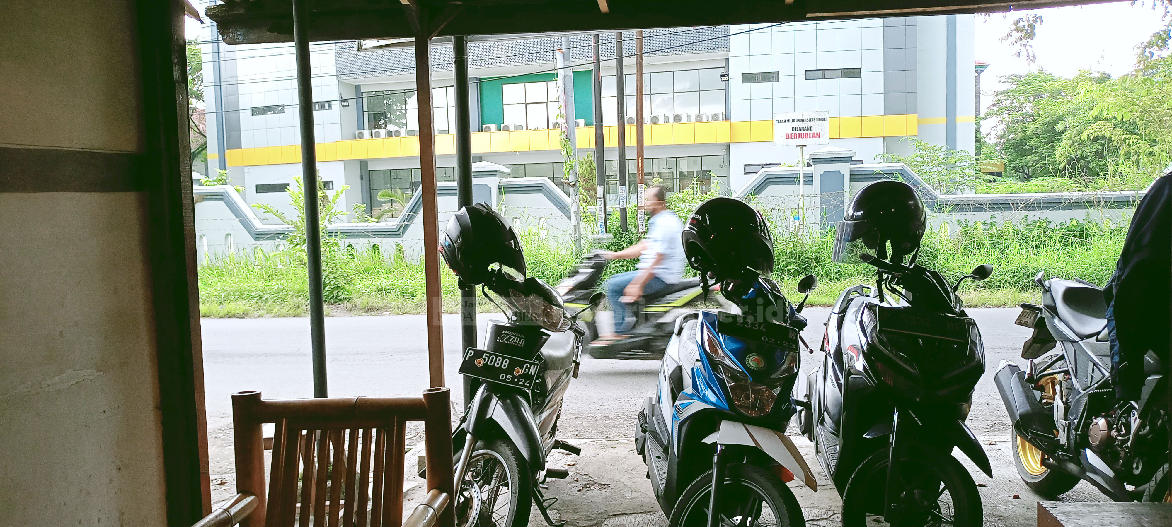 HARUS WASPADA: Salah satu kawasan di Jalan Mastrip Sumbersari yang juga rawan aksi pencurian. Tampak beberapa sepeda motor yang terparkir di pinggiran jalan.