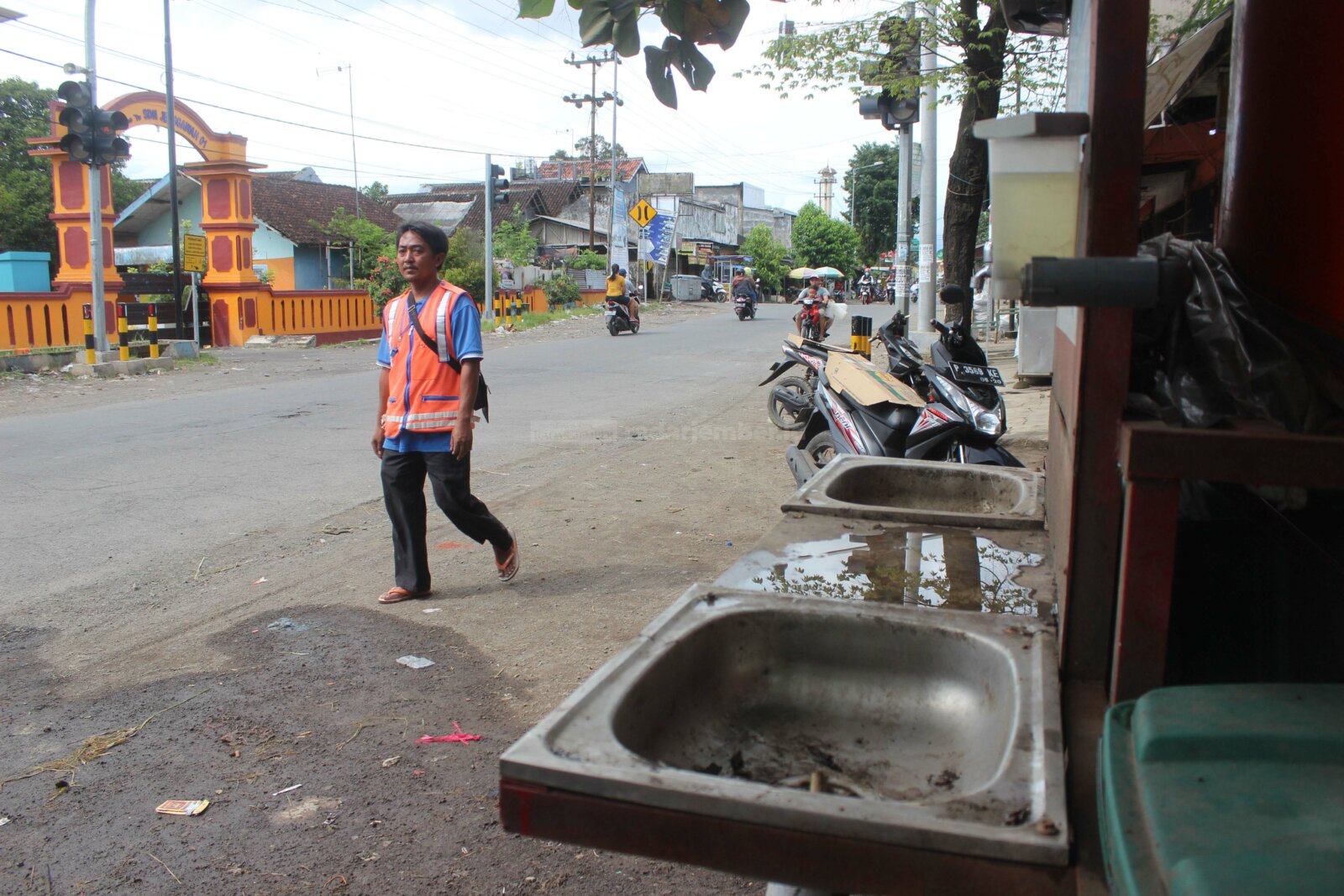TANPA KERAN: Salah satu wastafel di Pasar Jenggawah tampak tak terpelihara. Meski kedua kerannya masih ada, tapi tak ada air, tisu, maupun sabun. Bahkan, wadah sabunnya juga hilang. Hal serupa juga terjadi di beberapa pasar lain.