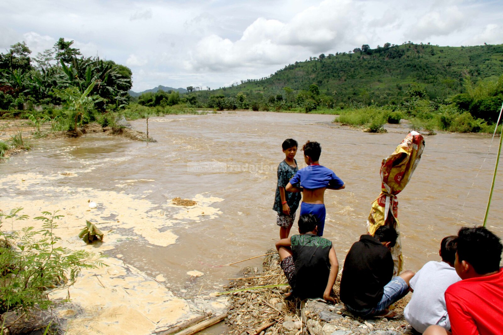 AMBROL: Bronjong tangkis Sungai Sanenrejo di Dusun Mandilis, Desa Sanenrejo, Kecamatan Tempurejo, ambles setelah dihantam banjir.