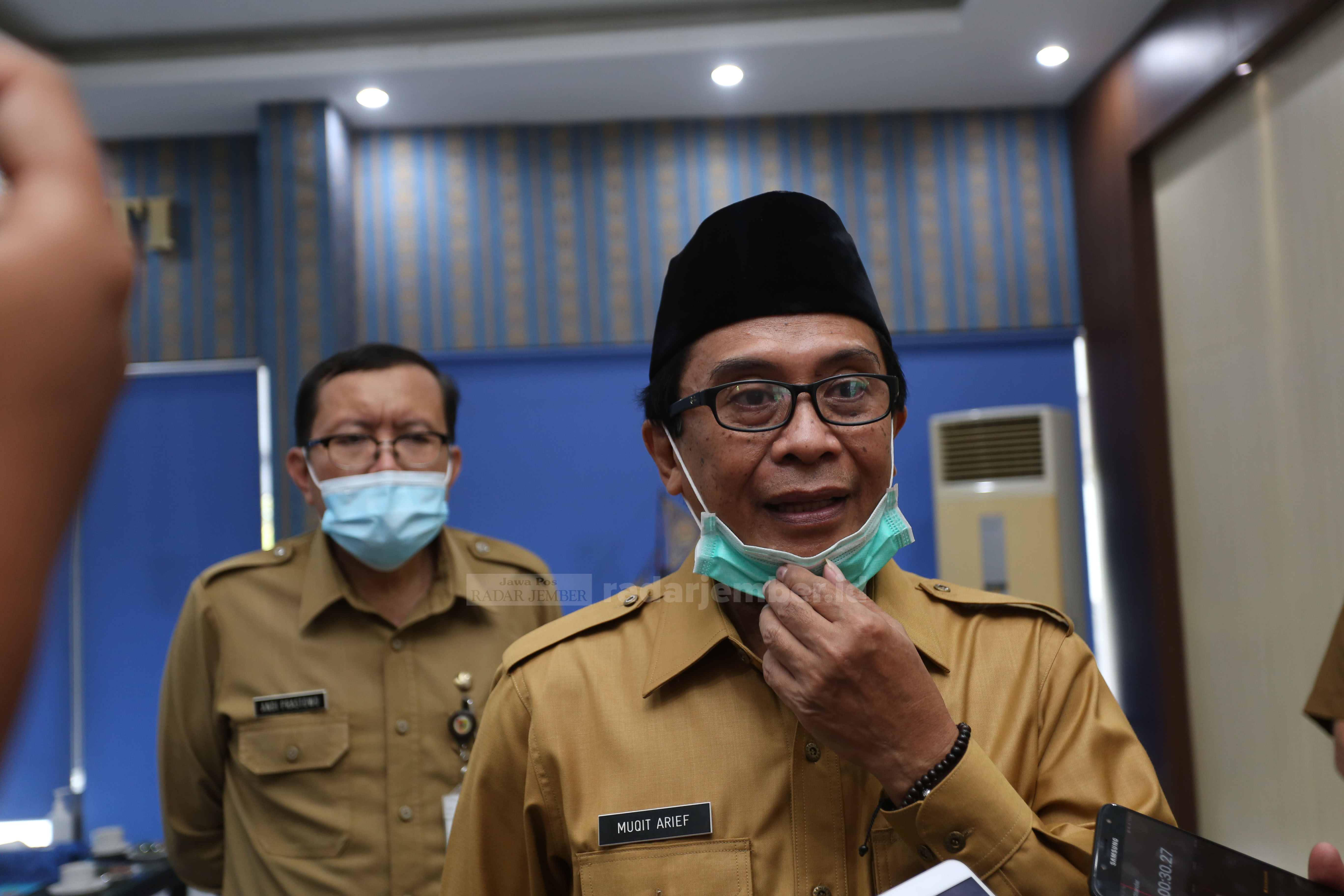 MASIH GADUH: Wakil Bupati Jember A Muqit Arief meminta semua pihak tunggu arahan pemerintah provinsi dan pusat.