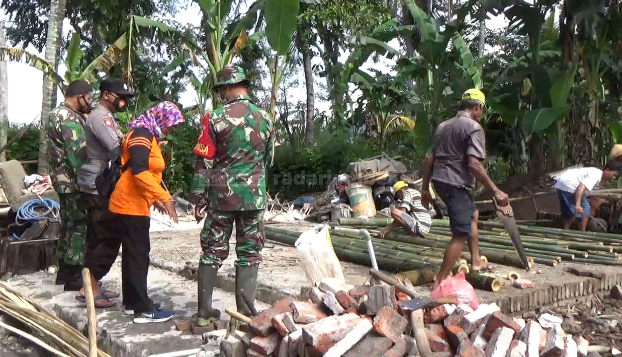 RATA DENGAN TANAH: Kondisi rumah Suroso, warga Dusun Rowotapen, Desa/Kecamatan Semboro, ambruk dan rata dengan tanah.