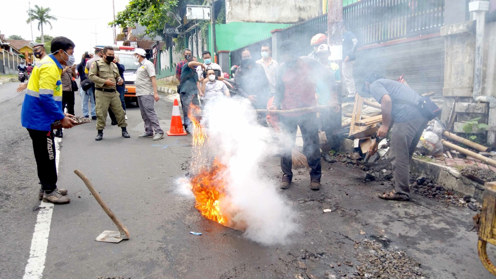 BUKAN APBD: Warga, dewan, dan pegawai PUBMSDA menambal jalan berlubang di kawasan Bengawan Solo, Sumbersari.