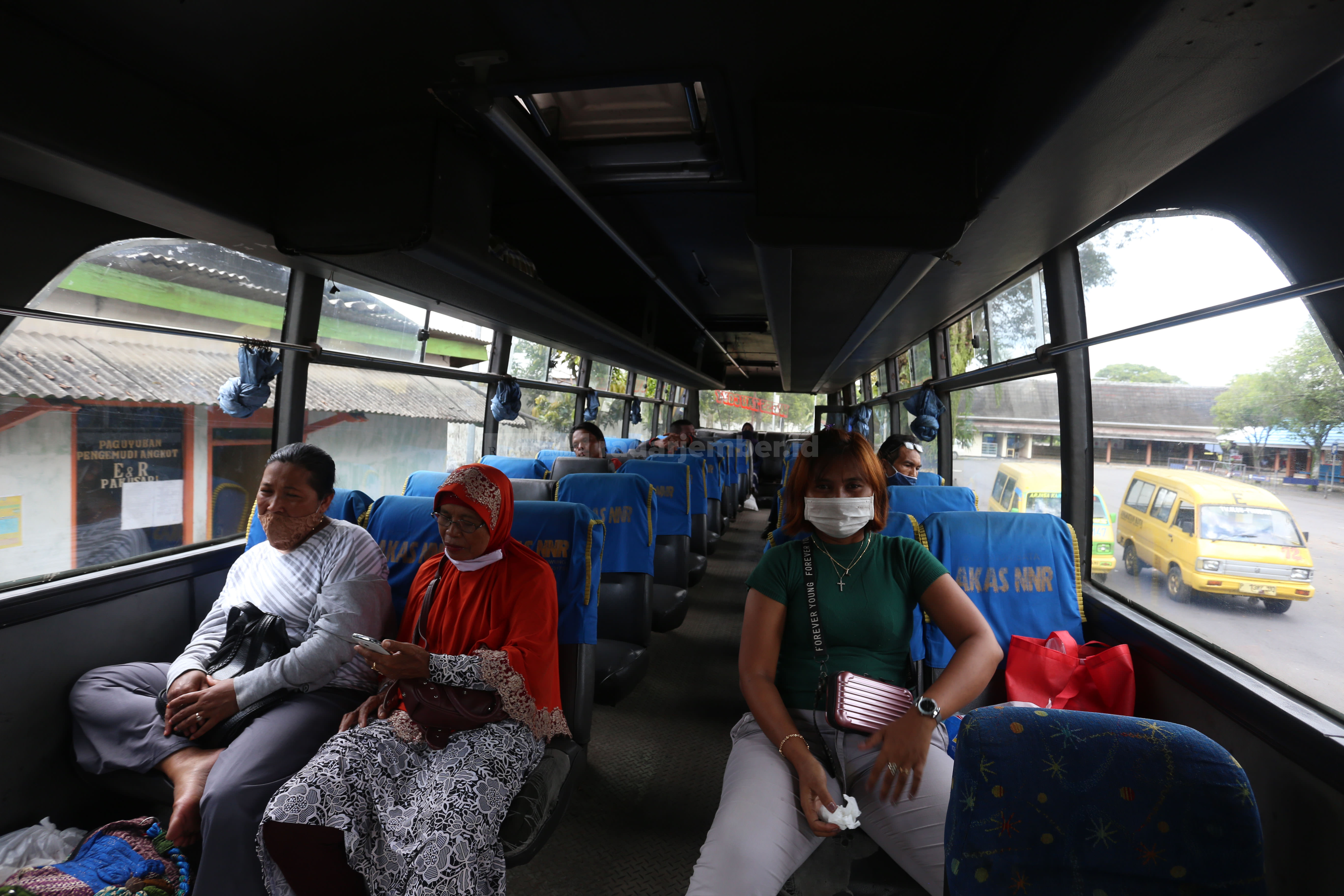 LENGANG: Bus jurusan Jember-Banyuwangi tengah berhenti menunggu penumpang di Terminal Pakusari, kemarin (11/1). Meski memasuki era kenormalan baru, jasa angkutan masih belum pulih. Tidak seperti sektor usaha lainnya.