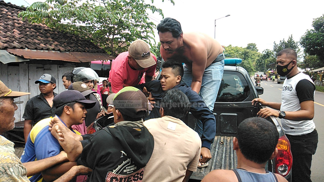 DIEVAKUASI: Muhammad Norman Prasetyo, 18, pengendara sepeda motor yang mengalami patah kaki, saat dievakuasi petugas dan warga setelah terlibat kecelakaan beruntun, Selasa (12/1) kemarin.