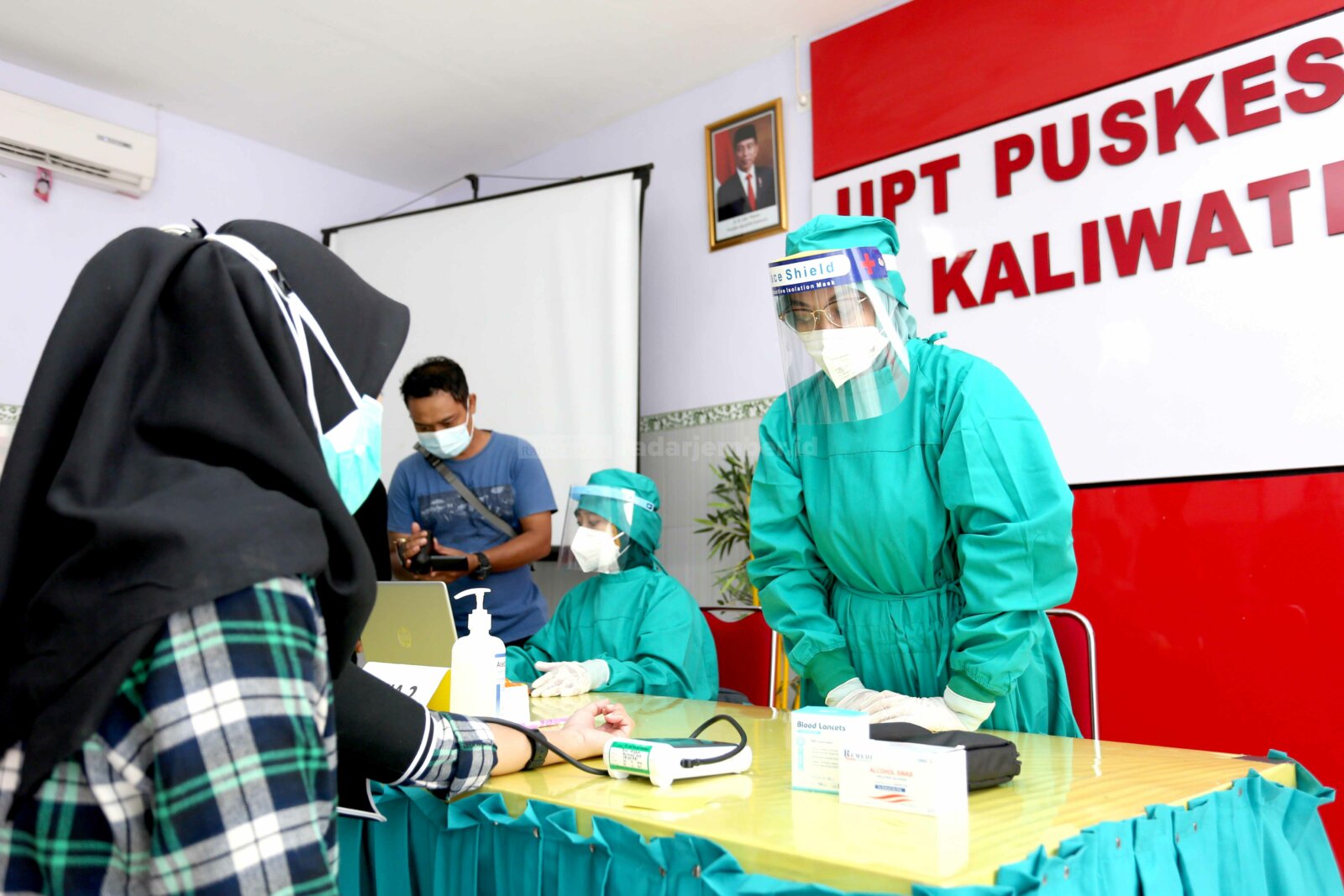 CHECK UP: Screening menjadi syarat wajib bagi seseorang sebelum menjalani vaksinasi. Hal itu bertujuan untuk menanggulangi dampak kejadian ikutan pascaimunisasi yang cukup berdampak terhadap pasien.