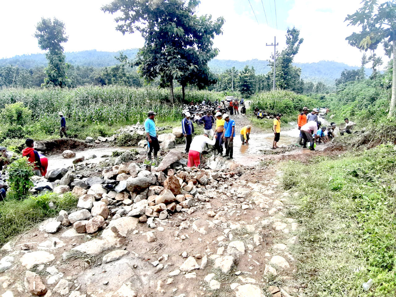TERUS BERLATIH: Bramdani (jersey putih), pesepak bola Jember yang pernah mengikuti Garuda Select, tetap berlatih dengan ikut laga persahabatan di Lapangan Secaba, pekan kemarin. Laga ini menjadi salah satu cara mengasah talenta bolanya di tengah pandemi.