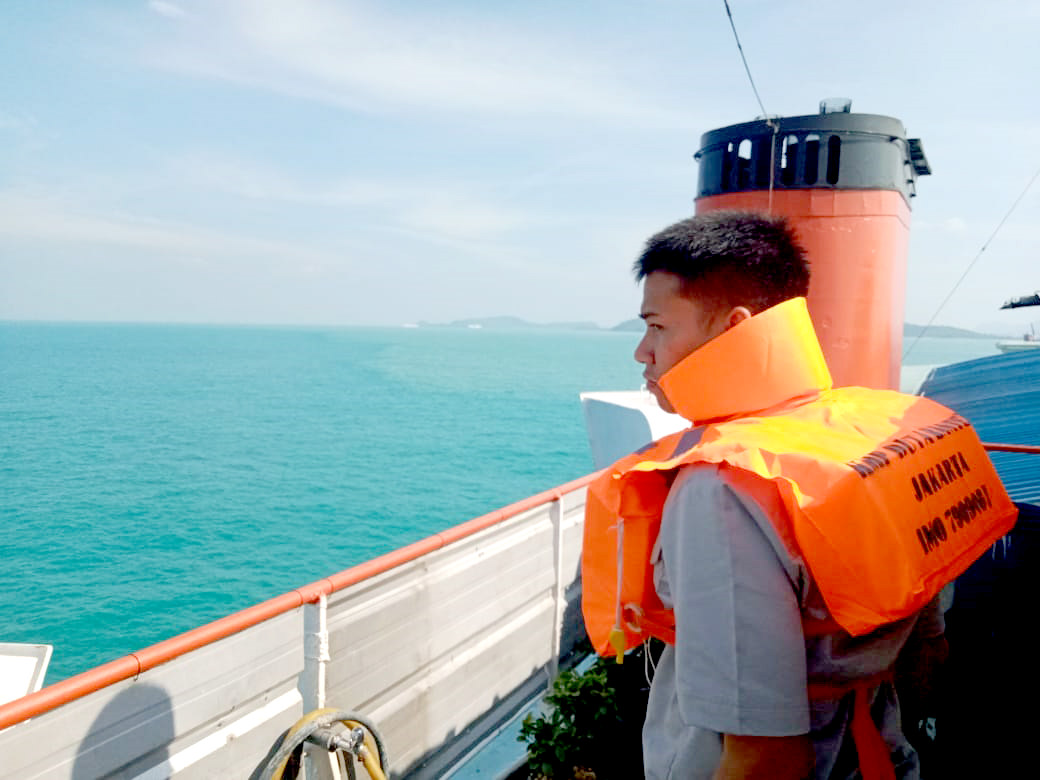 DEMI KESELAMATAN: Arif Eko Yustanto mengenakan pelampung saat berjaga di salah satu kapal penyeberangan dari Merak-Bakauheni, beberapa waktu lalu.