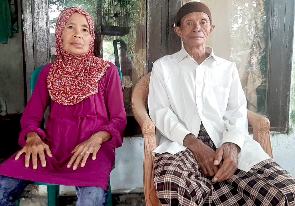 HARU: Beng bersama suaminya, Muarif, tengah mengisahkan perjalanan putranya (Mohammad Dasuki) menempuh sekolah hingga ke perguruan tinggi. Mohammad Dasuki (kanan), saat mengikuti ujian Program Doktor Pascasarjana IAIN Jember, kemarin.