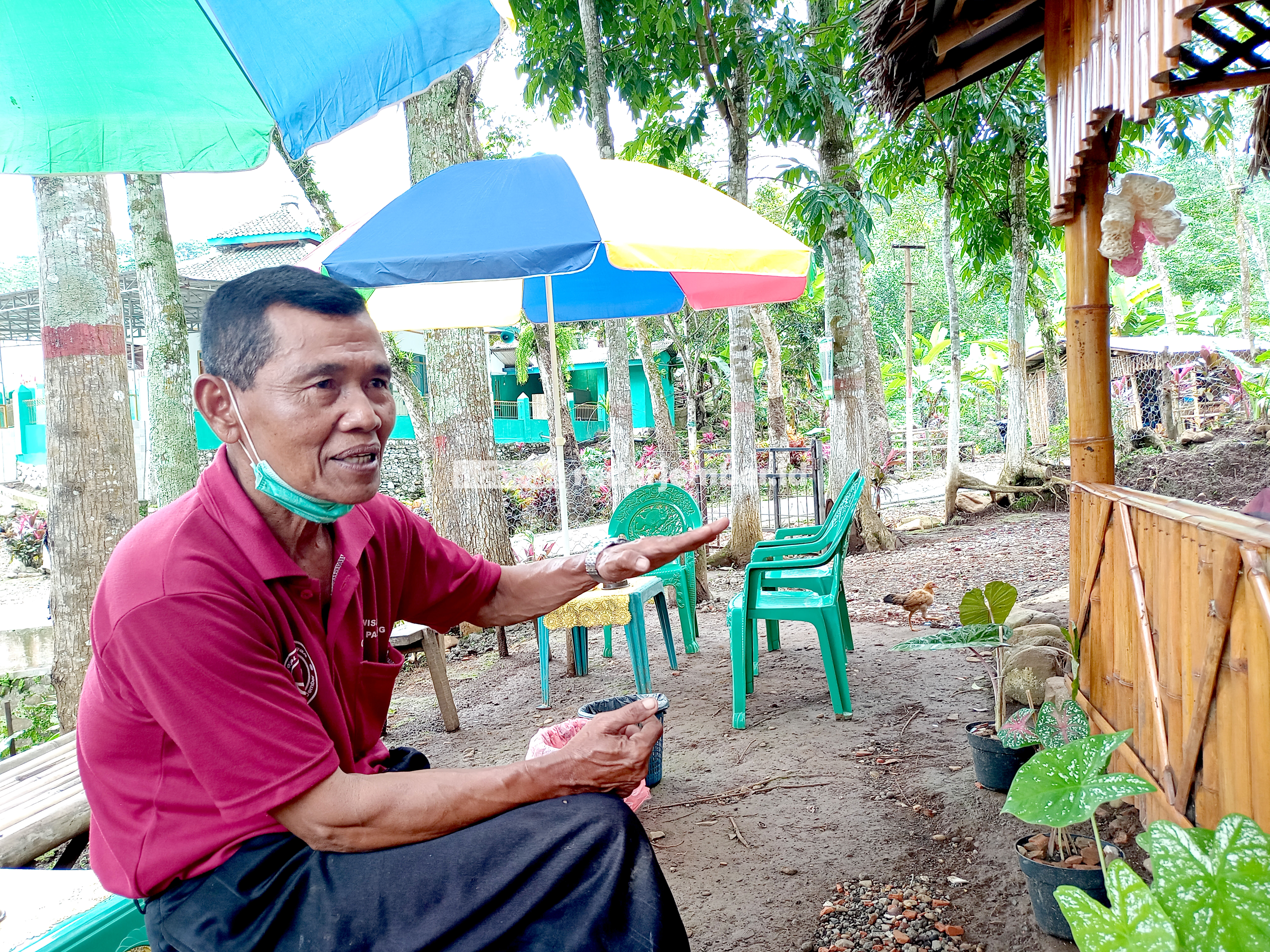 TERNGIANG: Muhandari, 72, satu dari sekian korban selamat saat banjir bandang di Panti, 17 tahun lalu.