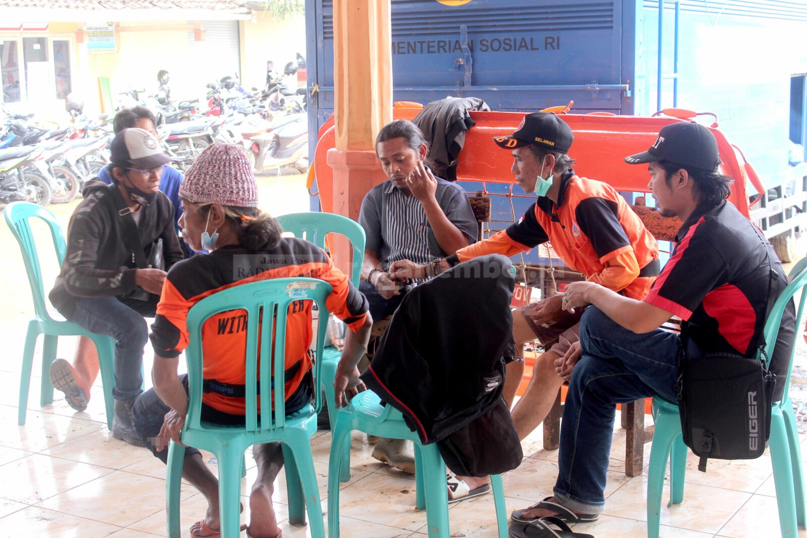 MELEPAS PENAT: Kelompok Telungprapat tampak beristirahat setelah membantu menanggulangi dampak banjir yang terjadi di Desa Wonoasri, Kecamatan Tempurejo, beberapa waktu lalu.