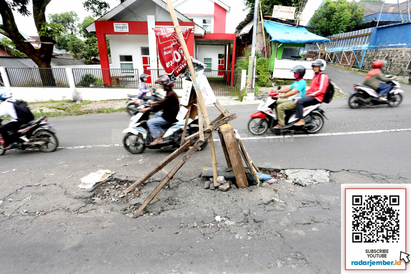 BERLUBANG LAGI: Kondisi Jalan Bengawan Solo yang ditandai masyarakat karena berlubang. Jalan tersebut pernah ditambal secara mandiri, tapi kembali berlubang. Satlantas Polres Jember, akibat jalan berlubang telah memakan korban lima orang meninggal dunia.