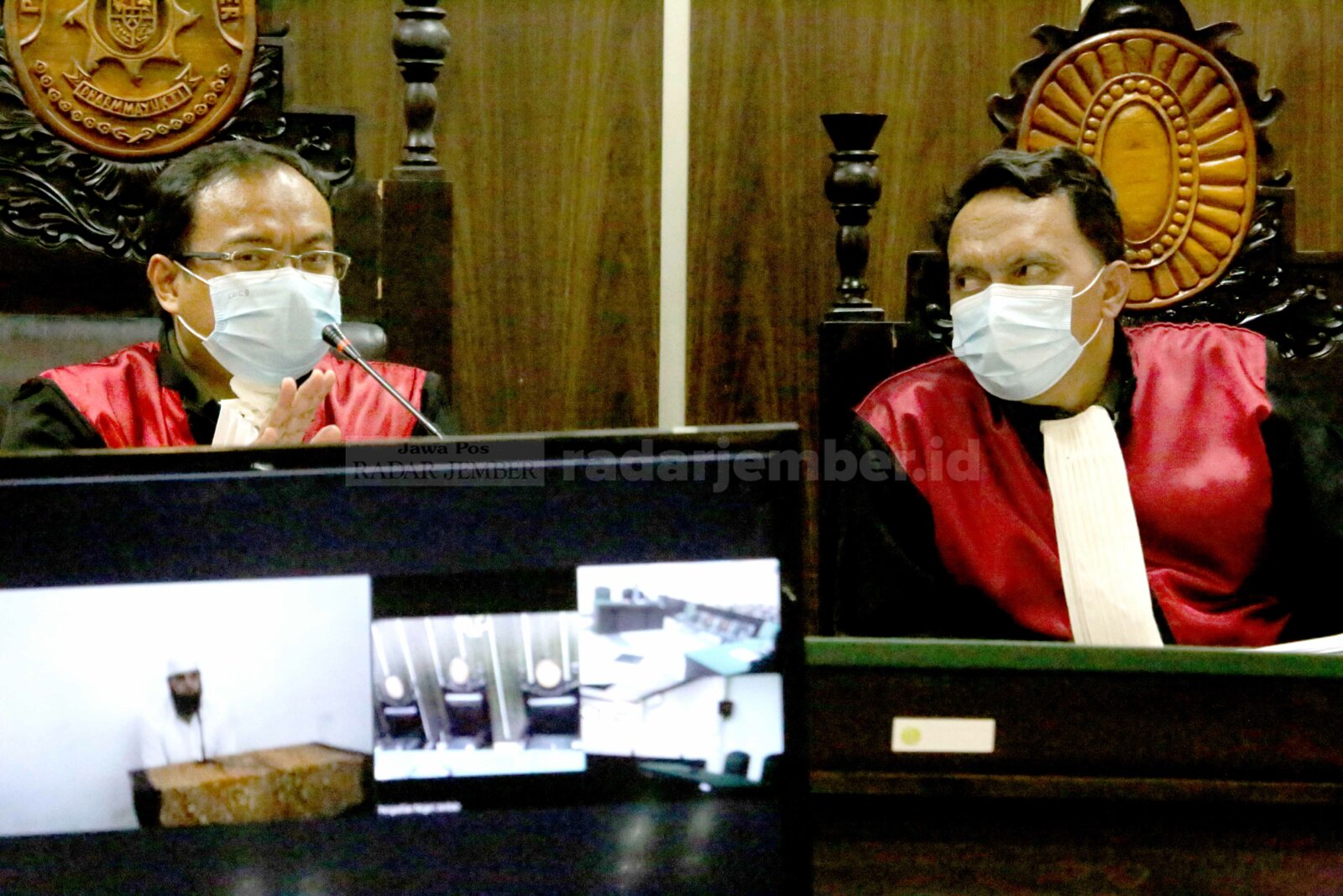 MEJA HIJAU: Suasana sidang putusan terdakwa Bima Waleed Hussain Enad, WNA asal Irak, di PN Jember, kemarin (25/1). Waleed diputus 1 tahun 3 bulan dalam kasus curas di lokasi Jalan Trunojoyo, akhir Agustus tahun lalu.