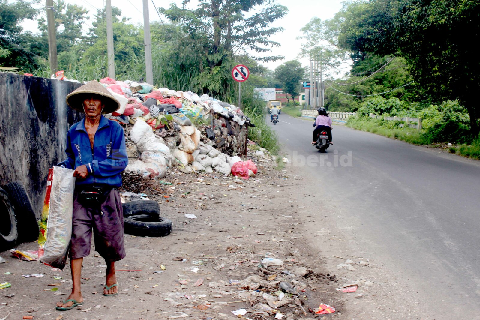 BERSERAKAN: Tumpukan sampah tampak memadati pinggiran jalan dekat tempat pembuangan sampah (TPS) Imam Bonjol, Lingkungan Kaliwates Kidul, Kelurahan/Kecamatan Kaliwates, kemarin (20/1).