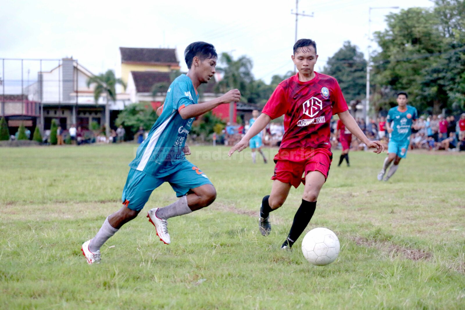 GESIT: Bramdani (biru) berusaha melewati pemain bertahan lawan saat melakoni laga persahabatan di Lapangan Pancakarya, Ajung.