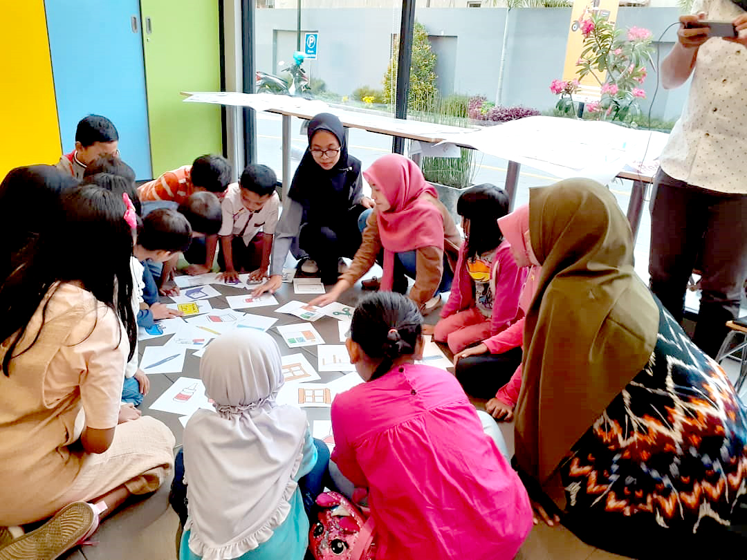 SEMAKIN RAMAI: Suasana belajar di lembaga bimbel sebelum masa pandemi yang dilakukan dengan sistem pembelajaran luar ruangan. Saat ini, lembaga kursus tersebut kian ramai seiring kebutuhan tambahan jam belajar anak.