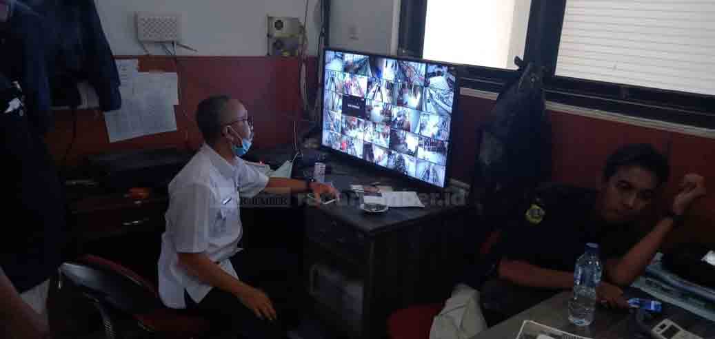 MONITORING: Kepala UPT Pasar Induk ketika memantau rekaman CCTV. Faktor keamanan yang masih rawan menjadi salah satu penyebab pedagang enggan pindah ke lantai atas.