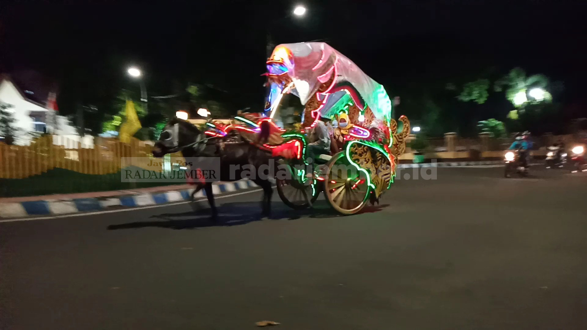 BENDI WISATA: Keindahan dokar hias semakin terlihat ketika malam hari dengan berbagai lampu dan ornamen serta hiasan lainnya.