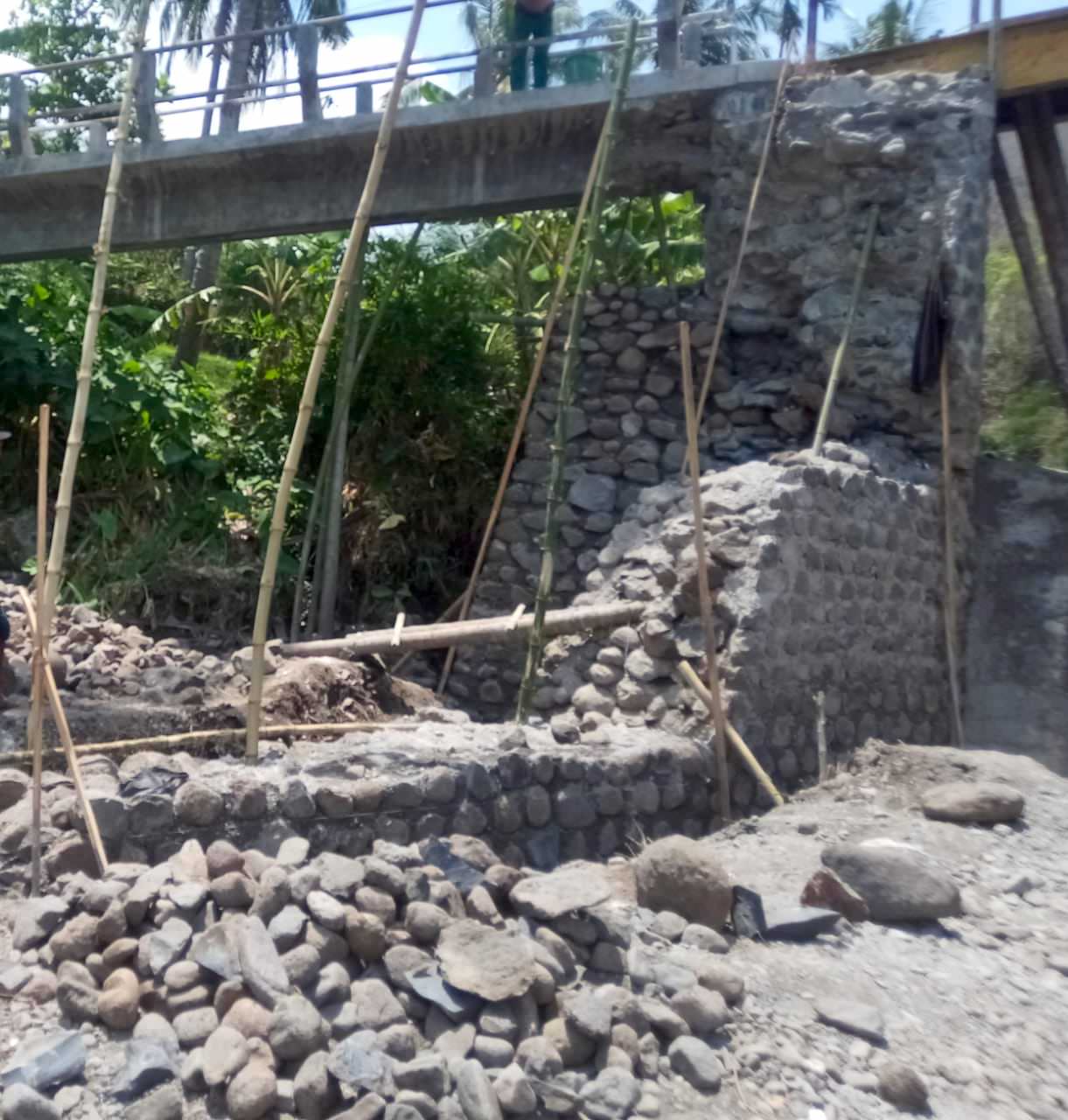 SUDAH PUTUS KONTRAK: Salah satu kondisi pengerjaan proyek dari CV Ragnarock, rehabilitasi saluran Kayusapi I, Kecamatan Klabang.