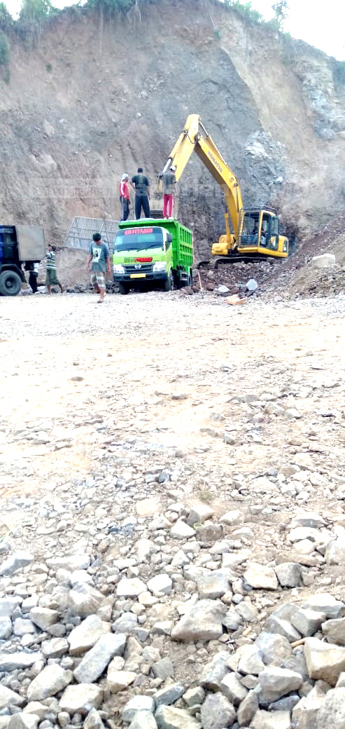 LOKASI GUMUK YANG DIPERMASALAHKAN: Gumuk yang berada di Desa Gambiran, Kecamatan Kalisat, inilah yang dipersoalkan antara Ketua Lembaga Swadaya Masyarakat (LSM) Mayapadas Sahrawi dengan Kepala Desa Gambiran Dwi Purbadi.