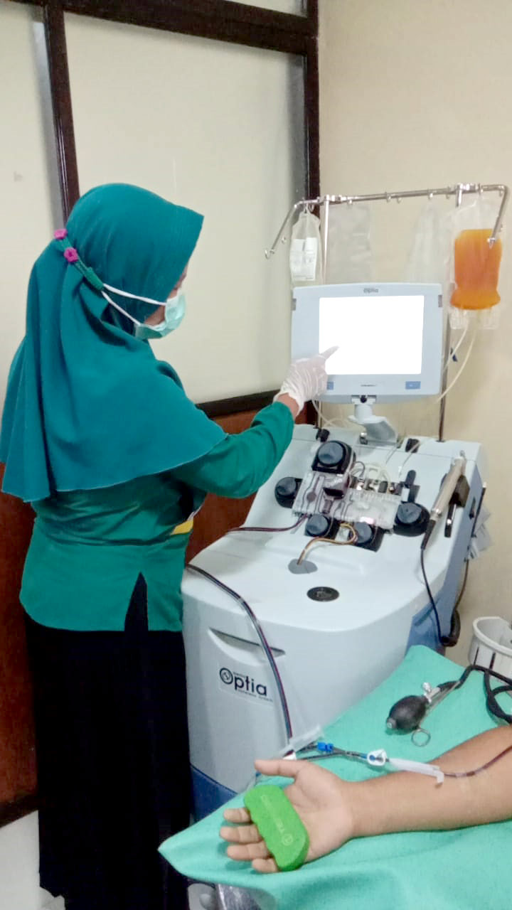 LEBIH SEHAT: Seorang petugas medis di RSD dr Soebandi menunjukkan cara kerja alat pendonor plasma. Diyakini, para pendonor yang rutin menyumbangkan plasma akan lebih bugar. 