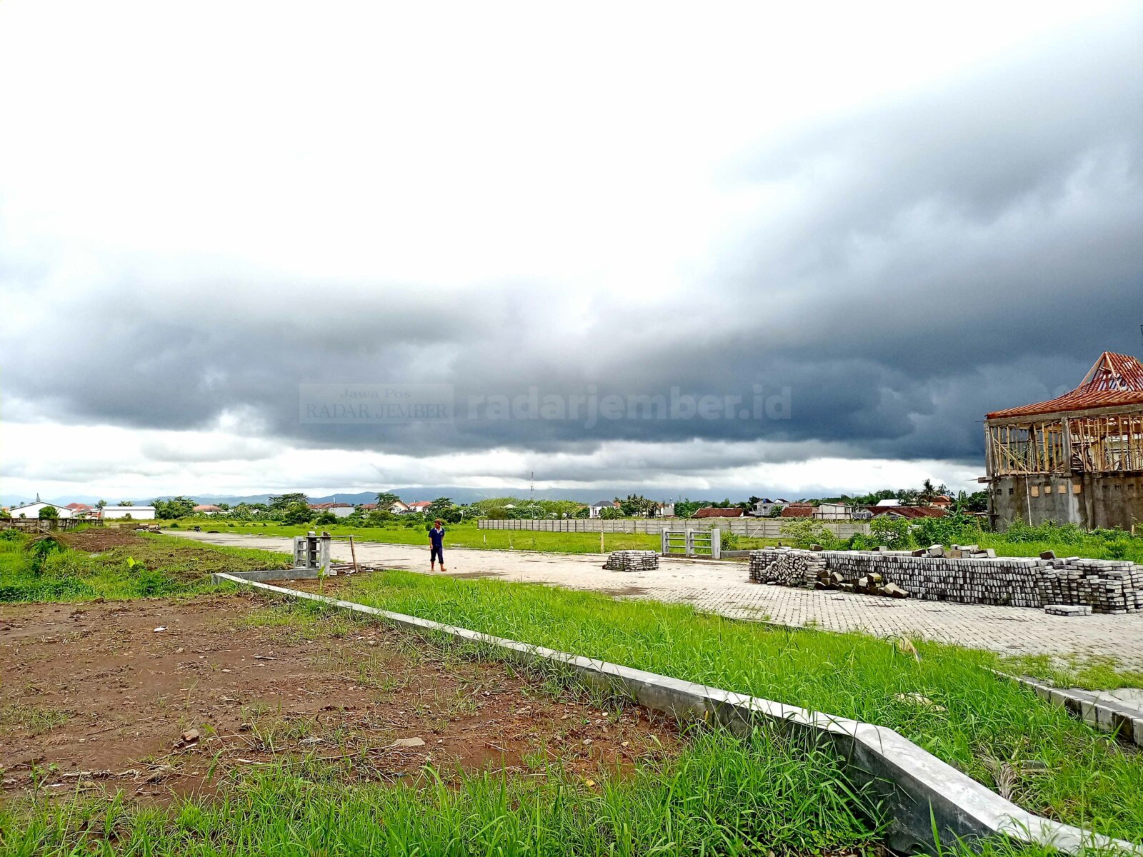 PENYUSUTAN LAHAN: Salah satu areal persawahan di kawasan Kaliwates yang mulai jadi kawasan permukiman dan bangunan.