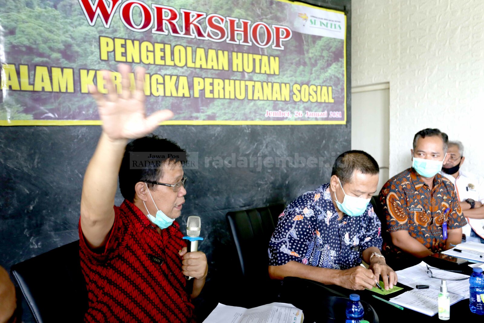 PROBLEM KLASIK: Kepala DKLH Pemkab Jember Arismaya Parahita menyampaikan beberapa masalah dan solusi atasi kemiskinan masyarakat hutan dalam workshop yang digelar SD Inpers di Kecamatan Patrang, kemarin (26/1).