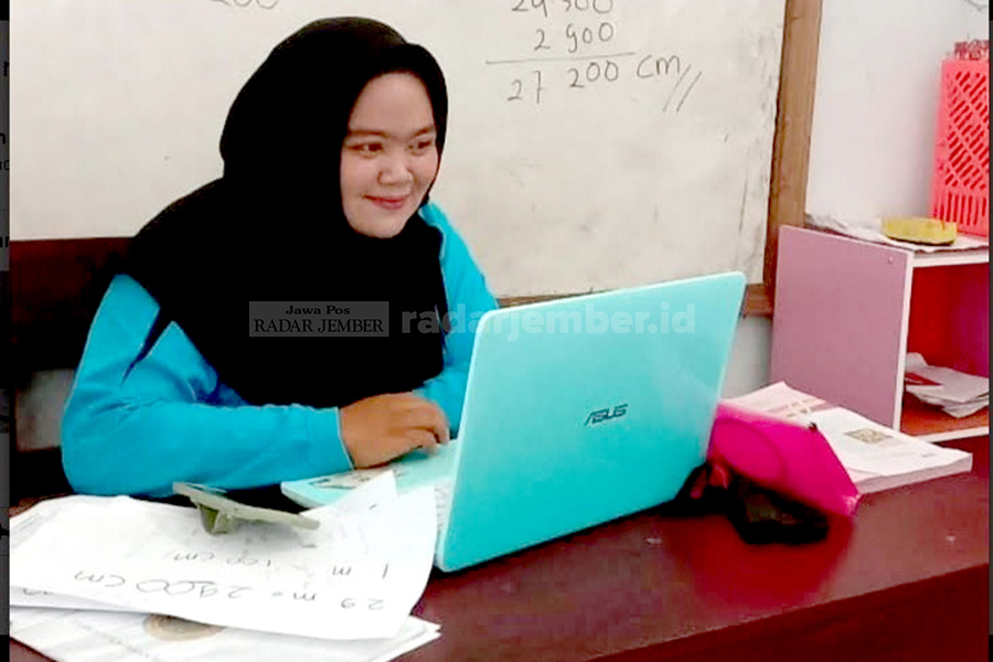 MENGAJAR DARING: Salah seorang guru honorer yang mengajar di MI Al-Hidayah Mangli, tengah melakukan aktivitas pembelajaran daring di sekolahnya. Hingga kemarin, guru honorer belum menerima gaji.