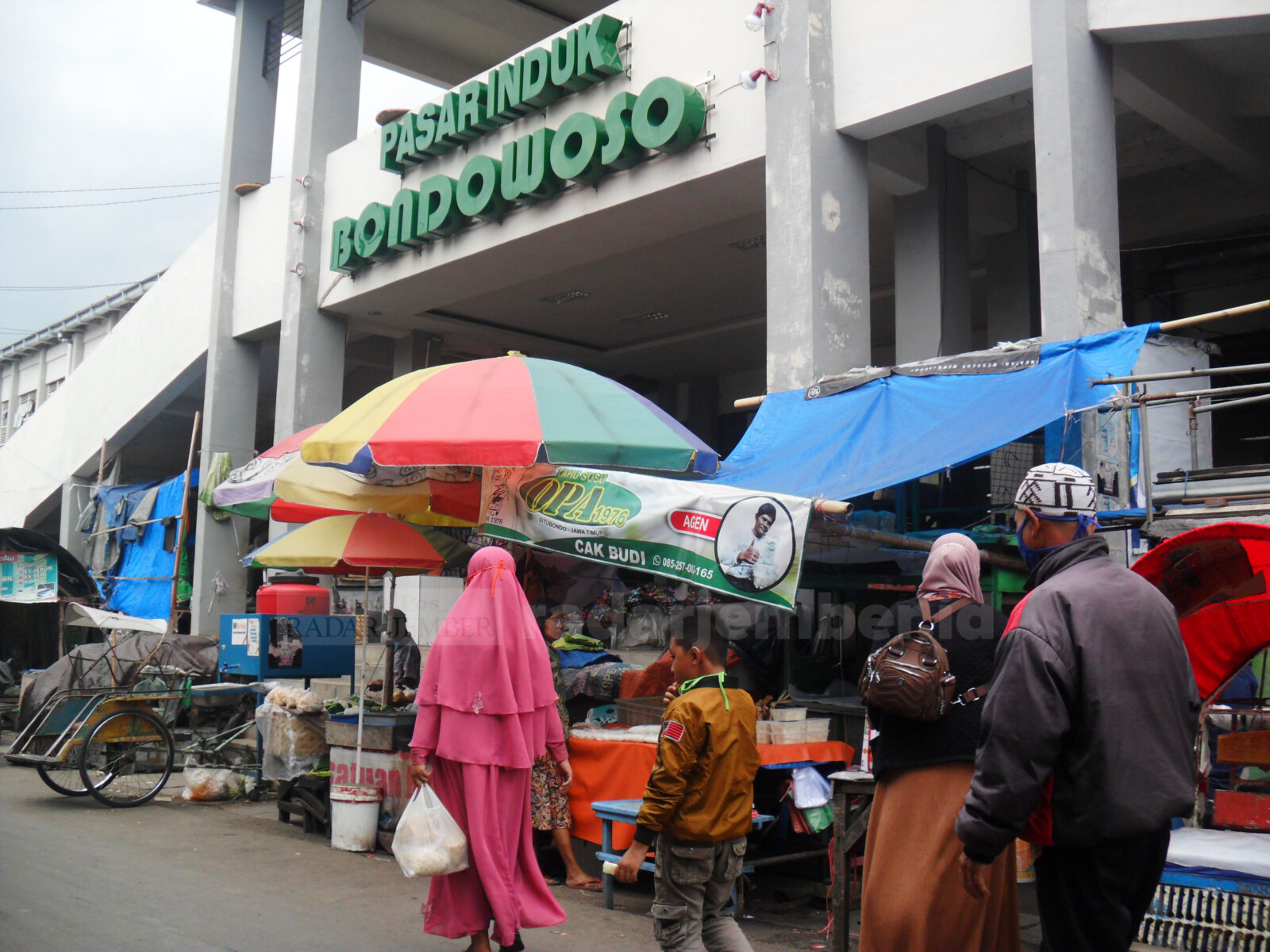 MASIH BERJUALAN: Suasana Pasar Induk Bondowoso belum tertata rapi. Ada perbedaan pendapat terkait penataan pasar.