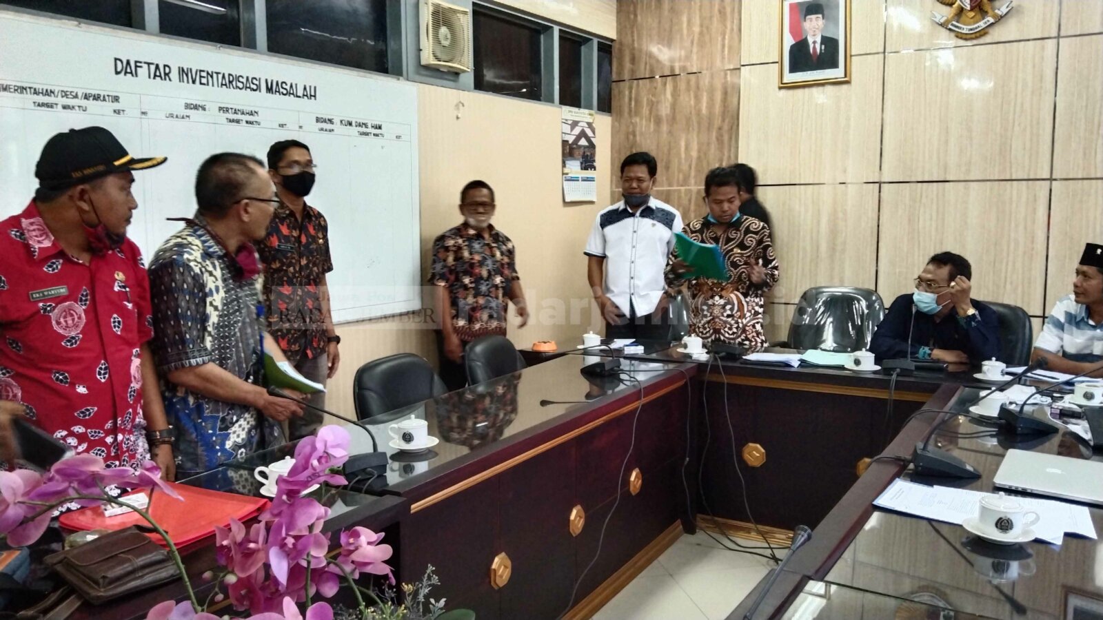 URAI MASALAH DESA: Pj kades dan perangkat desa mengikuti RDP di Komisi A DPRD Jember, kemarin (21/1).
