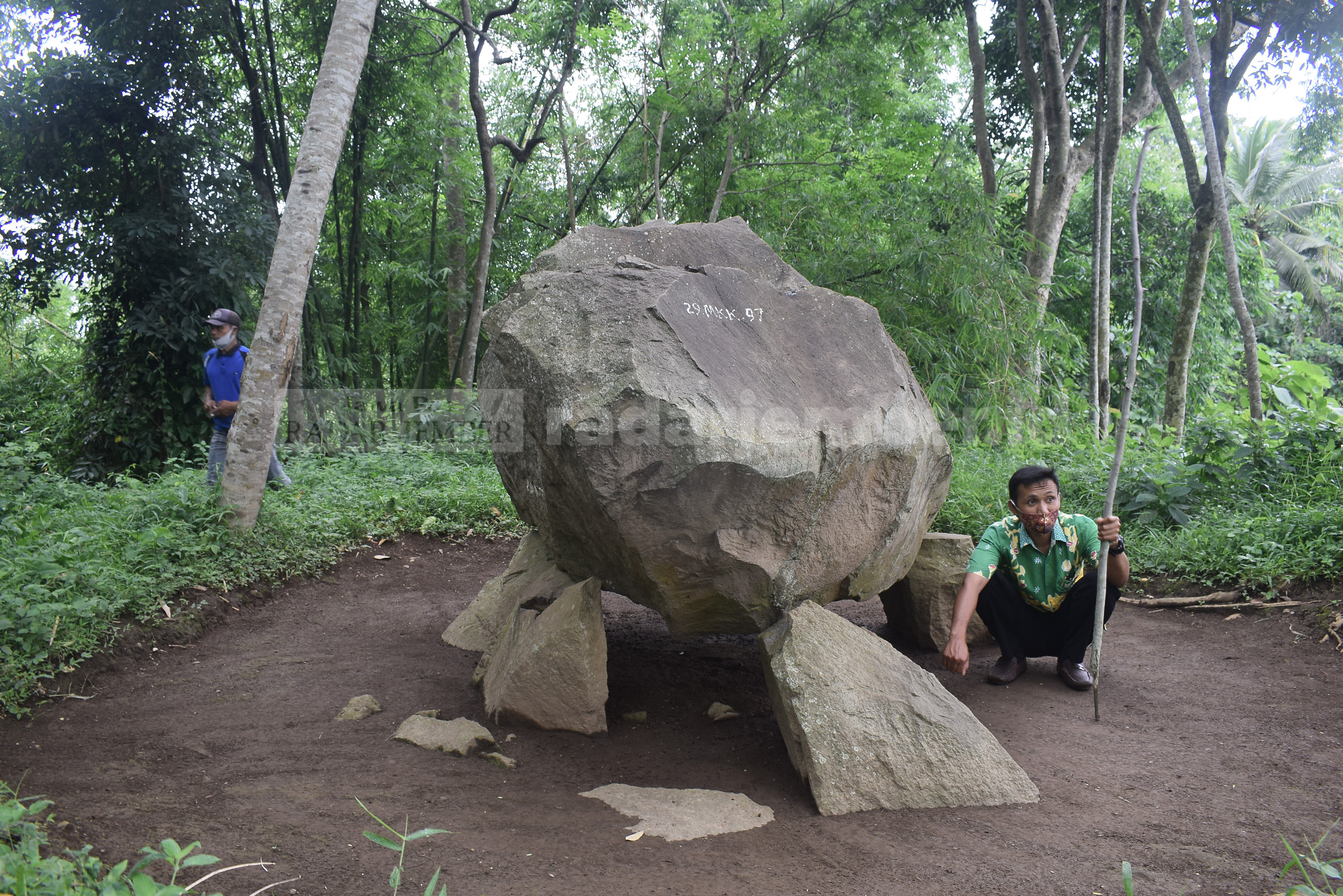 TERBESAR: Satu-satunya batu dolmen terbesar di Jawa Timur bisa dijumpai di Dusun Krasak, Desa Maskuning Kulon, Pujer. Situs megalitikum Maskuning Kulon menjadi salah satu culture site Ijen Geopark Bondowoso.