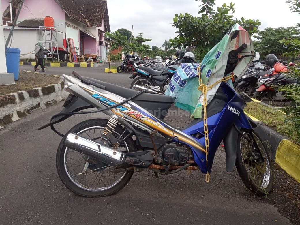 LUSUH: Kondisi motor yang menginap hampir setahun di area parkir Stasiun Jember.