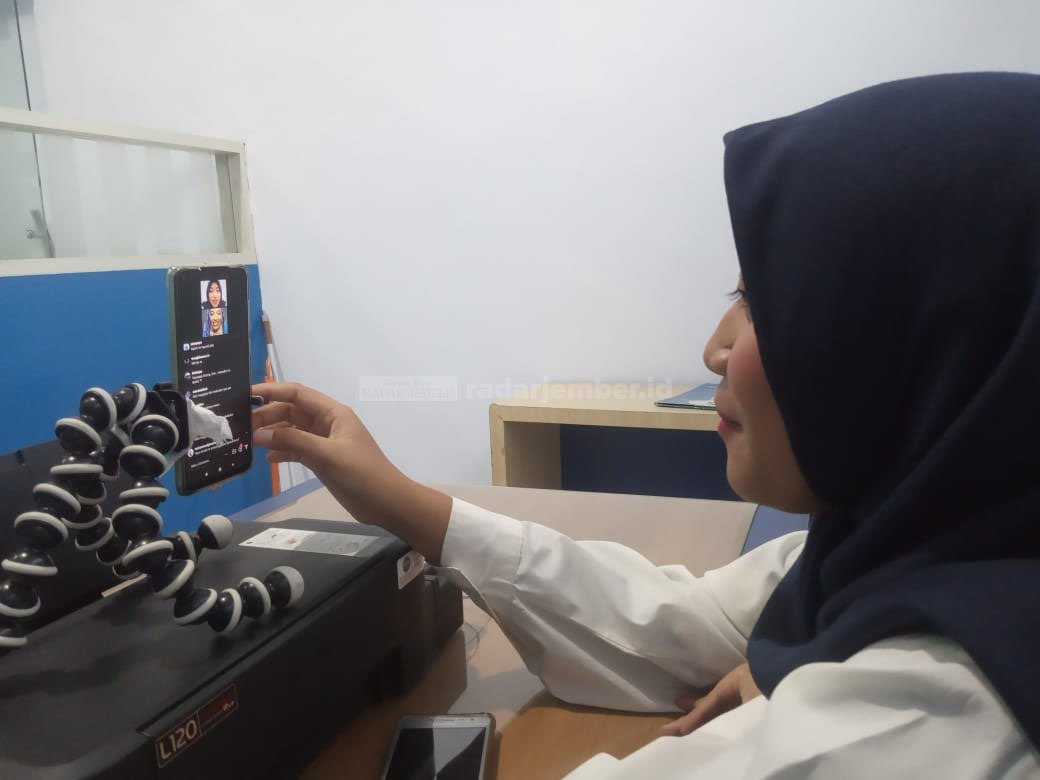 BAHASA JEMBERAN: Live streaming instagram Radar Jember bersama Jasmine Abbad membahas bahasa Jemberan.