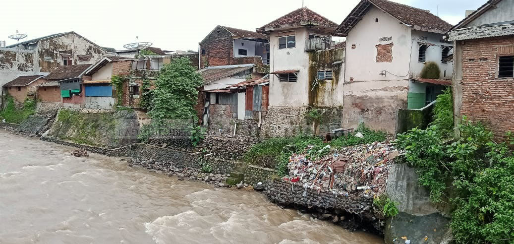 RENTAN TERDAMPAK BANJIR: Permukiman penduduk di bantaran Sungai Jompo, Lingkungan Kebon Kidul, Kelurahan Jember Kidul, Kaliwates. Letaknya persis berada di bibir sungai.