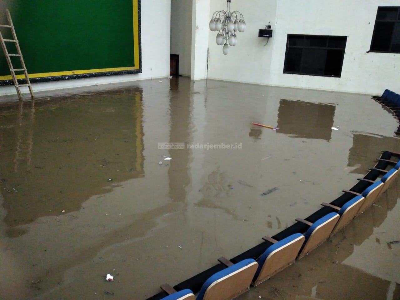 BANJIR: Luapan air di dalam gedung teater IAIN Jember yang mencapai hingga dua meter.