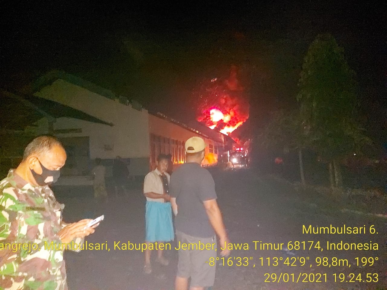 LIDAH API: Dari jauh, terlihat kobaran api yang membakar gudang pengolahan karet di Perumahan Afdeling Dampar, Kebun Mumbul, Dusun/Desa Kawangrejo, Kecamatan Mumbulsari.