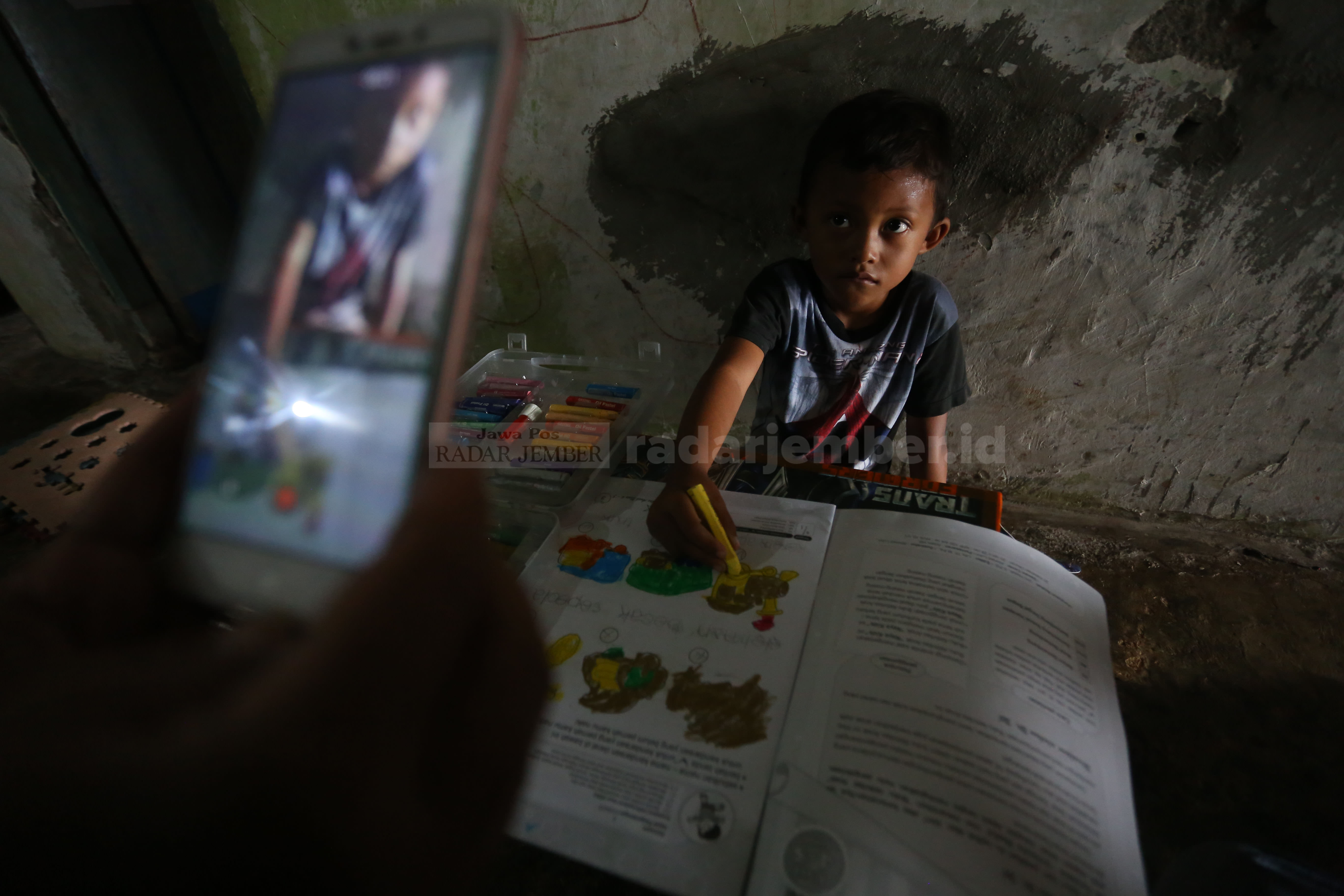 PERLU INOVASI PEMBELAJARAN: Orang tua merekam kegiatan belajar daring putranya. Metode pembelajaran yang tak selalu mengandalkan daring harus tetap dilakukan. Salah satunya adalah mewarnai.