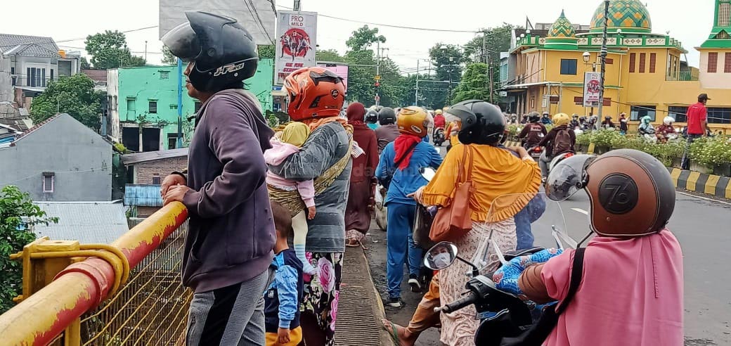 JADI TONTONAN: Di atas Gladak Kembar, puluhan pemotor sejak Sabtu (30/1) pagi, berdatangan untuk melihat lokasi banjir.